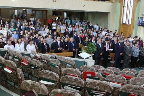 elevi si profesori la festivitatea de deschidere